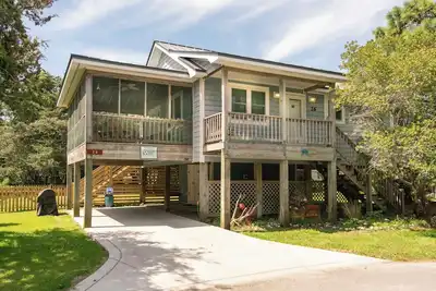 Image de Blue Crab: Spacieux porche filtré, courte promenade jusqu'au café.