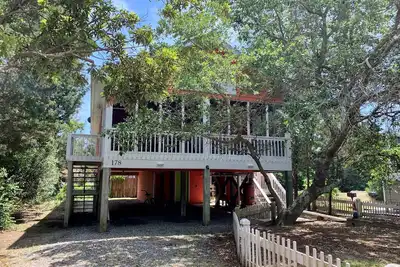 Image de Fruits frais: agréable maison de plain-pied accueillant les animaux domestiques sur une voie privée.