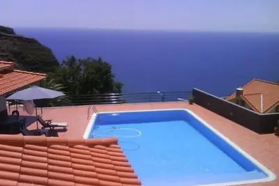 Image de Villa de luxe avec piscine privée chauffée et vue mer et montagne