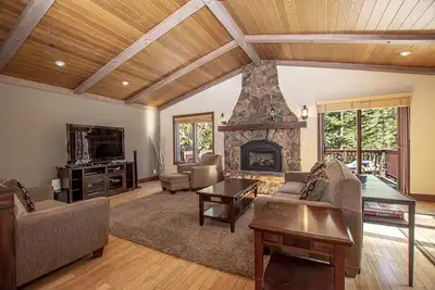 Image de Chien exquis 5br, 4. 5ba Accueil avec bain à remous sur la rive nord du lac Tahoe!