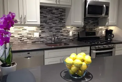 Image de Beautiful Downtown Toronto Suite - Heart of Queen West - 20 min à pied de la tour Cn