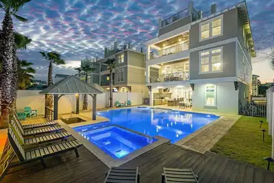 Image de Vues du Golfe et accès à la plage dans les étapes! Piscine de style resort et voiturette de golf