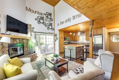 Image de Maison Crestline rustique avec terrasse, promenade jusqu'au lac Gregory