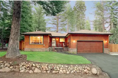 Image de À seulement 10-20 minutes de Northstar et Squaw, immense cour clôturée, Big Hottub