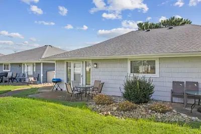 Image de Condo récemment mis à jour - À quelques pas de la plage! Accès à la piscine et draps inclus.