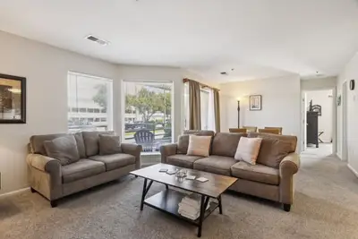 Image de Condo de plage avec une piscine juste devant la porte! Linge de maison inclus