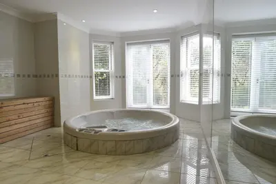 Image de Appartement Jardin avec Bain à Remous et Sauna