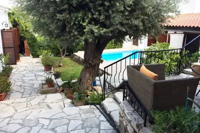 Image de Maison de caractère traditionnelle dans un village préservé de Chypre pour 7 personnes avec piscine privée