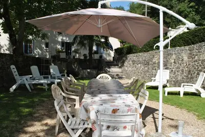 Gîte familial spacieux avec jardin privé, proche châteaux et zoo, jeux pour enfants, billard et cheminée