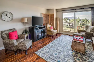 Image de Magnifiquement mis à jour condo. Accès à la piscine. Pas de frais de nettoyage