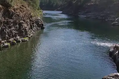 Image de Belle maison située sur la rivière Smith nichée dans le Wifi Redwoods-Free