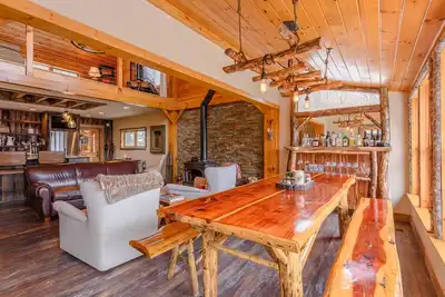 Image de Chalet de luxe avec vue, poêle à bois, foyer, cuisine haut de gamme, à proximité du ski