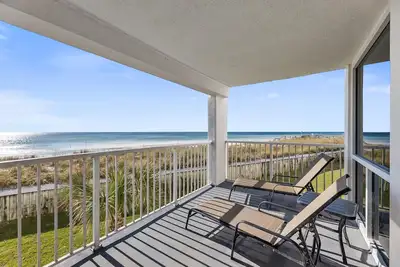 Image de Shoreline Towers Unité 1021 est situé à quelques pas de la plage et le golfe.