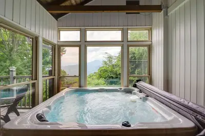 Image de Gatlinburg Home w / Mtn Views & Hot Tub -2Mi to Town