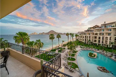 Image de 4ème étage en bord de mer avec une vue imprenable sur la baie de Cabo San Lucas et Lands End