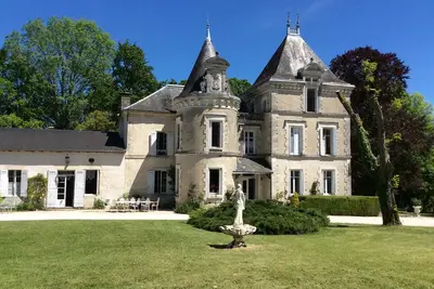 Image de Hâvre de paix! Lumineux château, maison de famille au milieu d´un parc.