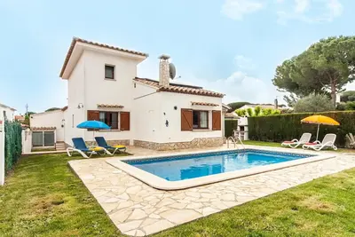 Image de Location avec piscine privée proche de la plage principale. Hutg-014285