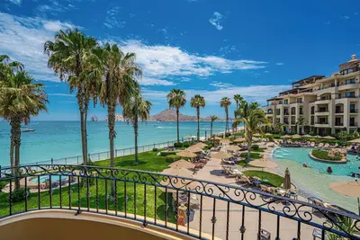 Image de 2ème étage en bord de mer - Villa Medano Beach avec vue sur Lands End et la baie de Los Cabos!