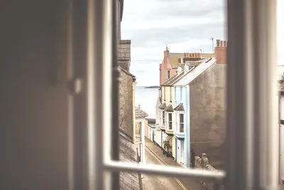 Image de High House est une élégante maison classée Grade Ii située dans une rue pavée calme de la magnifique ville balnéaire de Tenby sur la côte du Pembrokeshire.