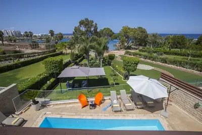 Image de Villa de 4 chambres en bord de mer au coeur de Protaras.