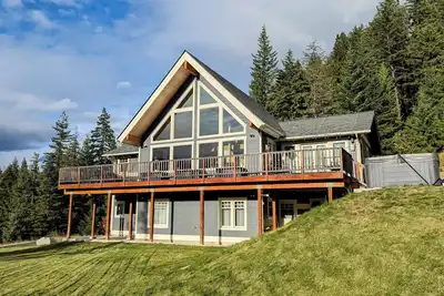 Image de Des vues spectaculaires sur les montagnes et 5 acres privés vous attendent dans ce lodge de Leavenworth