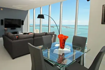 Image de Plus grand penthouse de W avec vue panoramique sur l'océan et deux chambres récemment rénovées