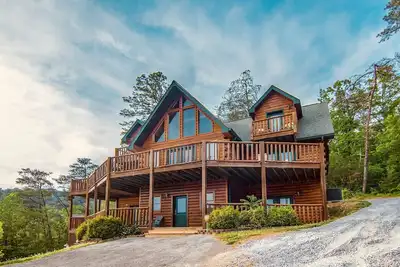 Image de Meilleur Emplacement! Wow Cabin w / vue sur la montagne! Nouveau 60 jeu Arcade! Emplacement parfait!