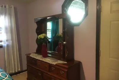Image de 1 chambre confortable, confortable, super propre, très bien situé et propre entrée! !