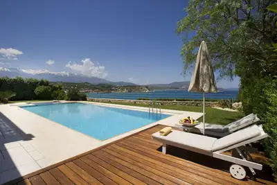 Image de Bienvenue au paradis! Villa de luxe en bord de mer avec piscine chauffée et vue imprenable sur la mer