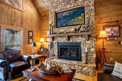 Image de ACCROCHÉ Sur La RIVIÈRE Toccoa - À 50 pieds de la rivière - 15 minutes de Blue Ridge! w / bain à remous