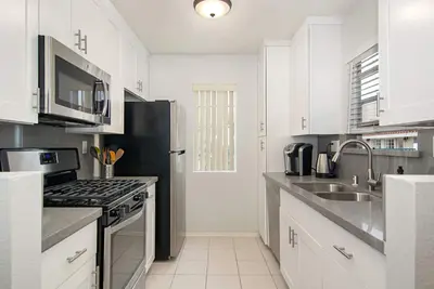 Image de Condo récemment rénové, magnifique et confortable avec vue sur la piscine! Super endroit!