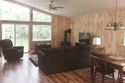 Image de Maison nouvellement construite à Interlochen, emplacement central!
