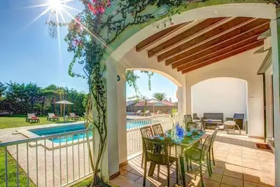 Image de Excellente villa avec jardin et piscine, près de la mer et du centre de Binibèquer.