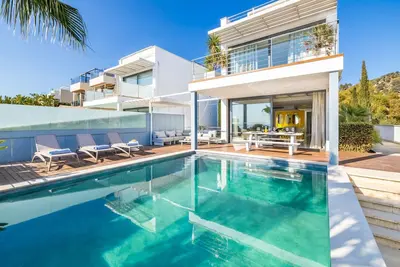 Image de Designer Alcanada est une villa avec 3 chambres et 3 salles de bains