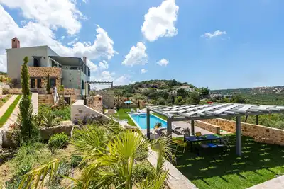 Image de Villa impeccable en pierre, décorée avec goût, grand jardin, piscine de 50 m2!