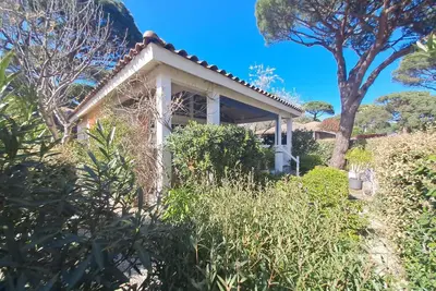 Maison californienne pour 8 personnes situé dans un parc arboré à Gassin