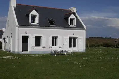 Image de Maison moderne, plage et randonnée à proximité