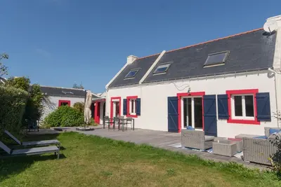 Image de Maison rénovée avec jardin près de la plage et des commerces, déco soignée, animaux acceptés