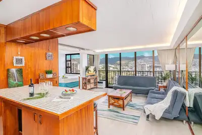 Image de Waikiki Banyan 22e étage | Montagne et vue sur la ville | WiFi et parking gratuit