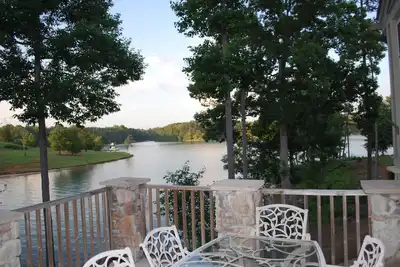 Image de Lakefront Luxury Townhome! 15 minutes Ă Clemson! Table de billard, ping pong.