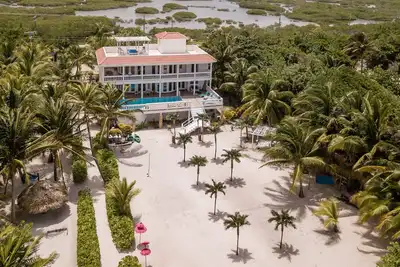 Image de Villa Aurora, avec piscine 2e étage, plage privée et Dock à San Pedro, Belize