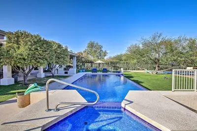 Image de Maison Lavish Paradise Valley avec terrain de sport et piscine