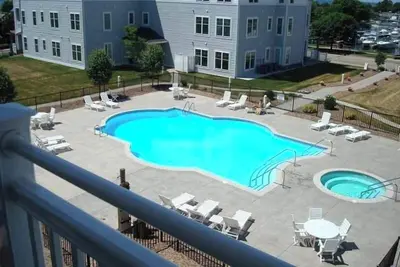Image de 3e étage, 3 chambres, 2 salles de bain Condo du centre-ville w / Excellentes vues de la marina et du port