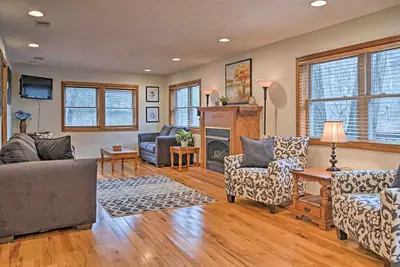 Image de Nouveau! Riverfront 2br Elkins Home w / cheminée et terrasse