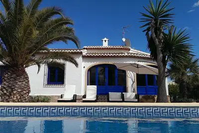 Image de Villa entièrement climatisée avec piscine chauffée dans de grands jardins paysagers