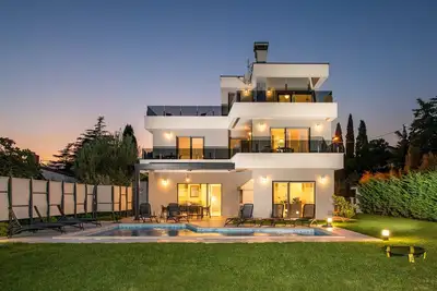 Image de Vue sur la mer Villa près de la plage avec piscine et jardin (2018)