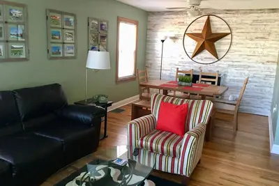 Image de Maison magnifiquement rénovée avec charme! 7 couchages. Situé à proximité de Tout!