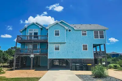 Image de Whalehead Beach House 3ème rangée w / piscine privée chauffée, ascenseur, table de billard, bain à remous, pet friendly et beach-volley! Wh4