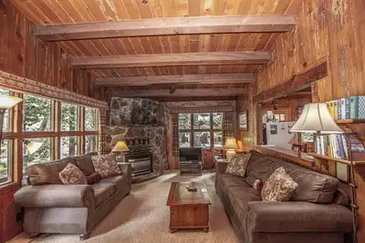 Image de Classique, Cozy 2br cabine Tahoe avec Cadre Woodsy. Marche pour Sunnyside, une grande valeur!