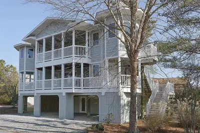 Image de Activites Journalieres Gratuites! ! ! Pour les enthousiastes de Nature & Beach. Profitez des vues impressionnantes des nombreux ponts sur cette superbe maison de plage.